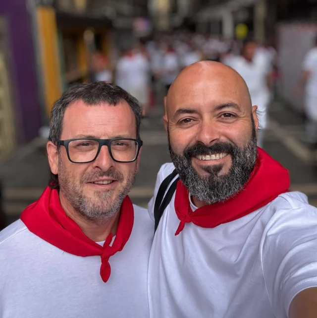 🔴🐂San Fermín… that unique blend of tradition, excitement, and connection.

From the explosion of the Chupinazo 🎇 the moment when the square erupts and all of Pamplona beats as one to the adrenaline of the early morning bull runs 🐂🏃‍♂️, where history and courage race together through the streets in a shared ritual.

And afterwards, as the city catches its breath, the journey continues around the table 🍽️: among friends, in the intimacy of a gastronomic society 👨‍🍳🥂, cooking, toasting, and celebrating every lived moment.

A travel diary made of intense moments and shared memories. Pamplona, San Fermín… and the magic of letting yourself go.

👋🏻 Let’s connect!

#SpainInside #B2B #TravelWithSoul #TravelAdvisor #SanFermin2025 #UniqueExperiences #AuthenticTravel #Pamplona #Chupinazo #BullRun #GastronomicSociety